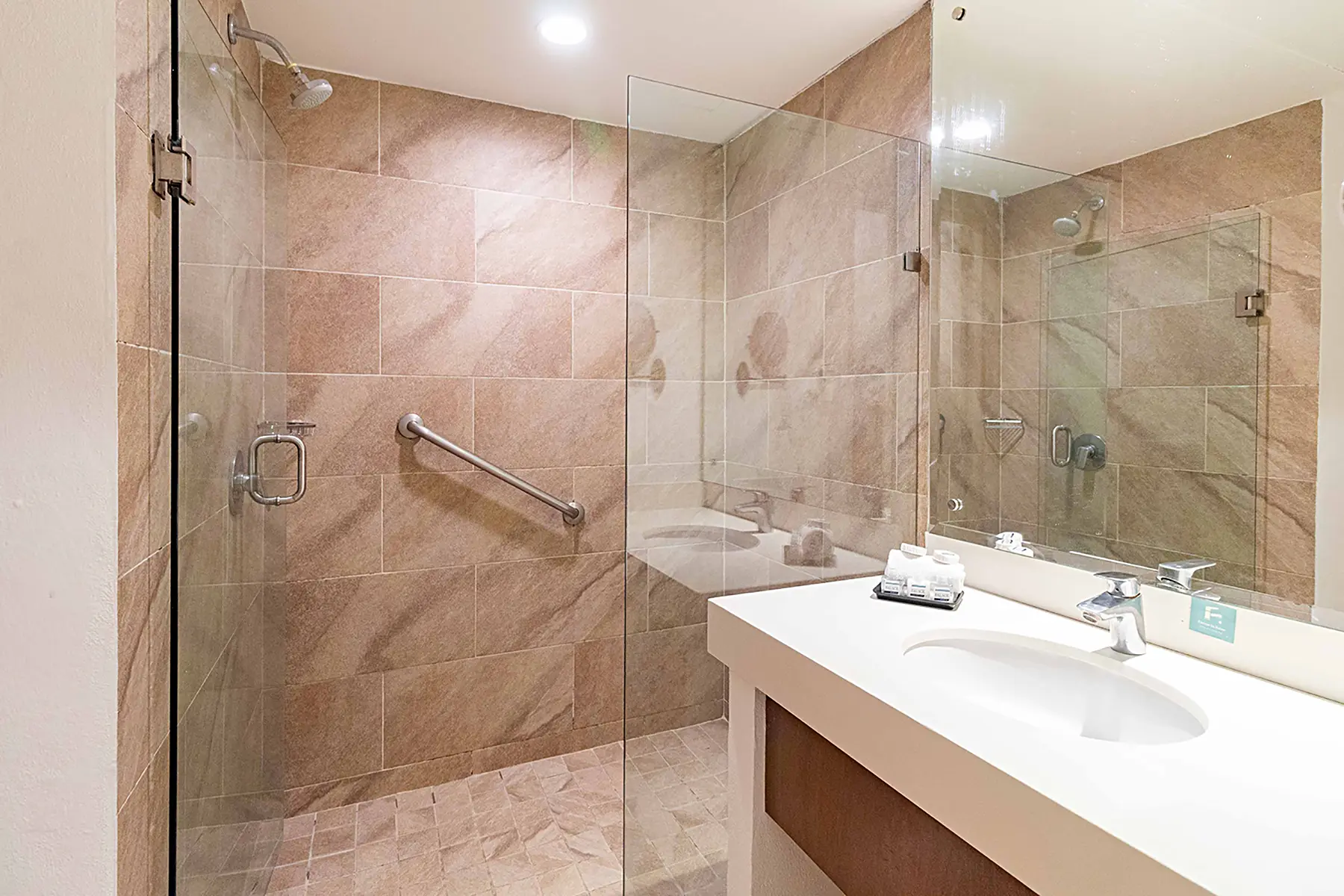 Amenidades de baño de habitación junior suite  con vista al mar de hotel Pacific Palace Mazatlan